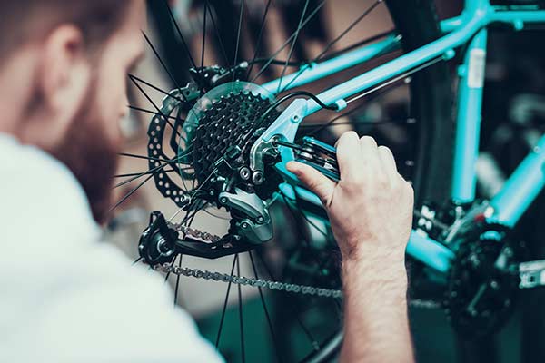 Zweirad-Fuhr-Fahrrad-Werkstatt-Mechaniker-Freie-Stelle